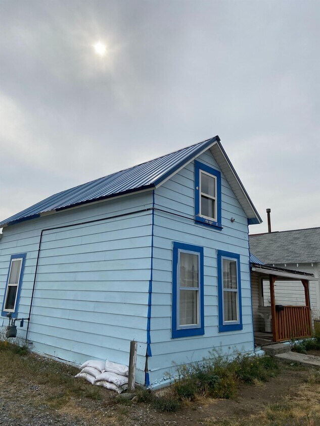Primary Photo - 406 E Mercury St