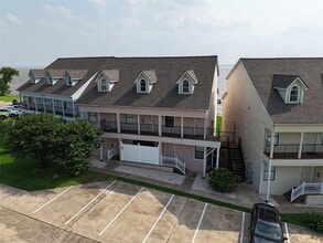 Building Photo - 445 Carolcrest Ln