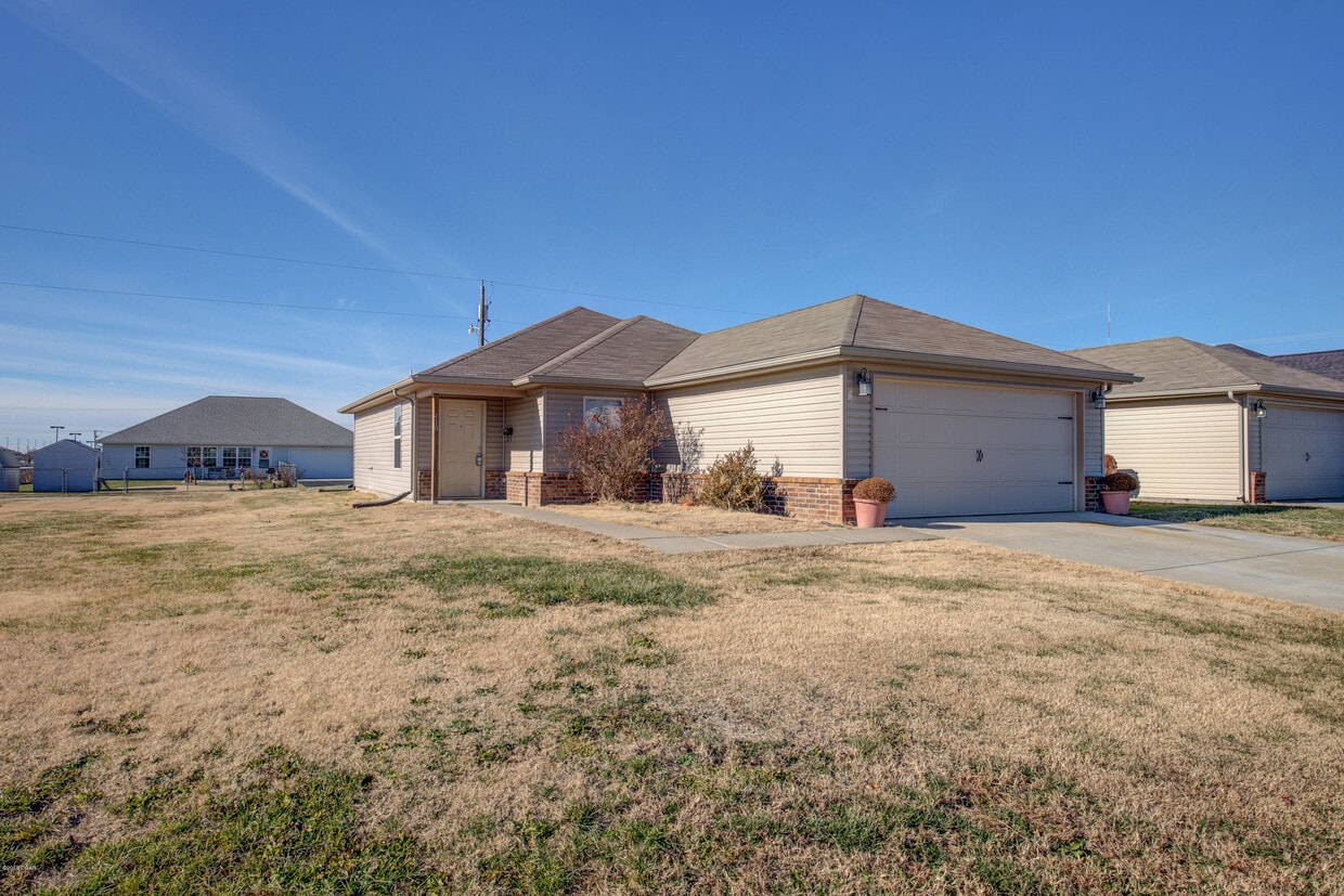 2410 Annie Baxter Ave, Joplin, MO 64804 Condo for Rent in Joplin, MO