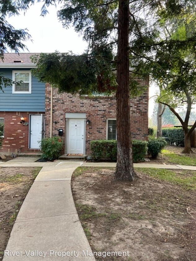 2 br, 2 bath House 4029 Oak Villa Circle House Rental in Carmichael