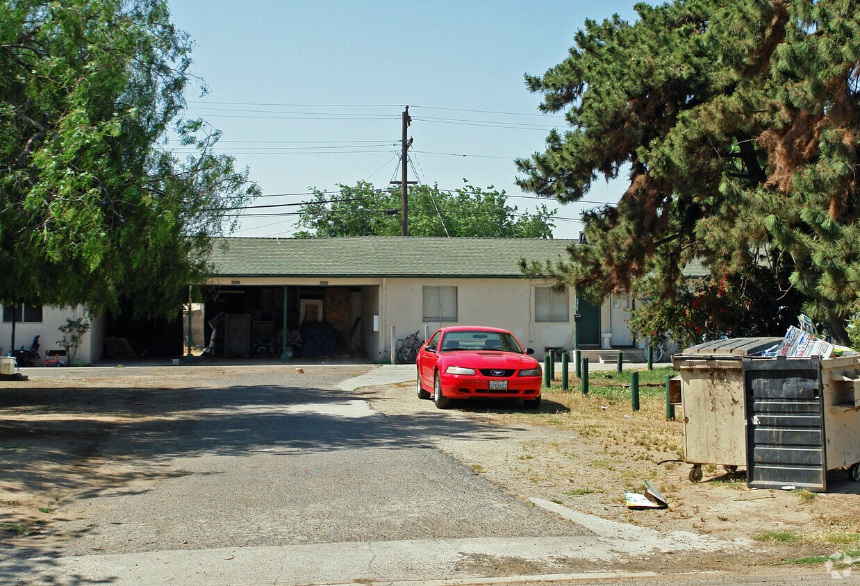 Building Photo - 2818-2836 E Hedges Ave