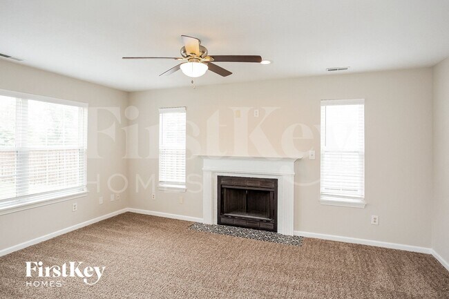 Foto del edificio - 17651 Willow Creek Way