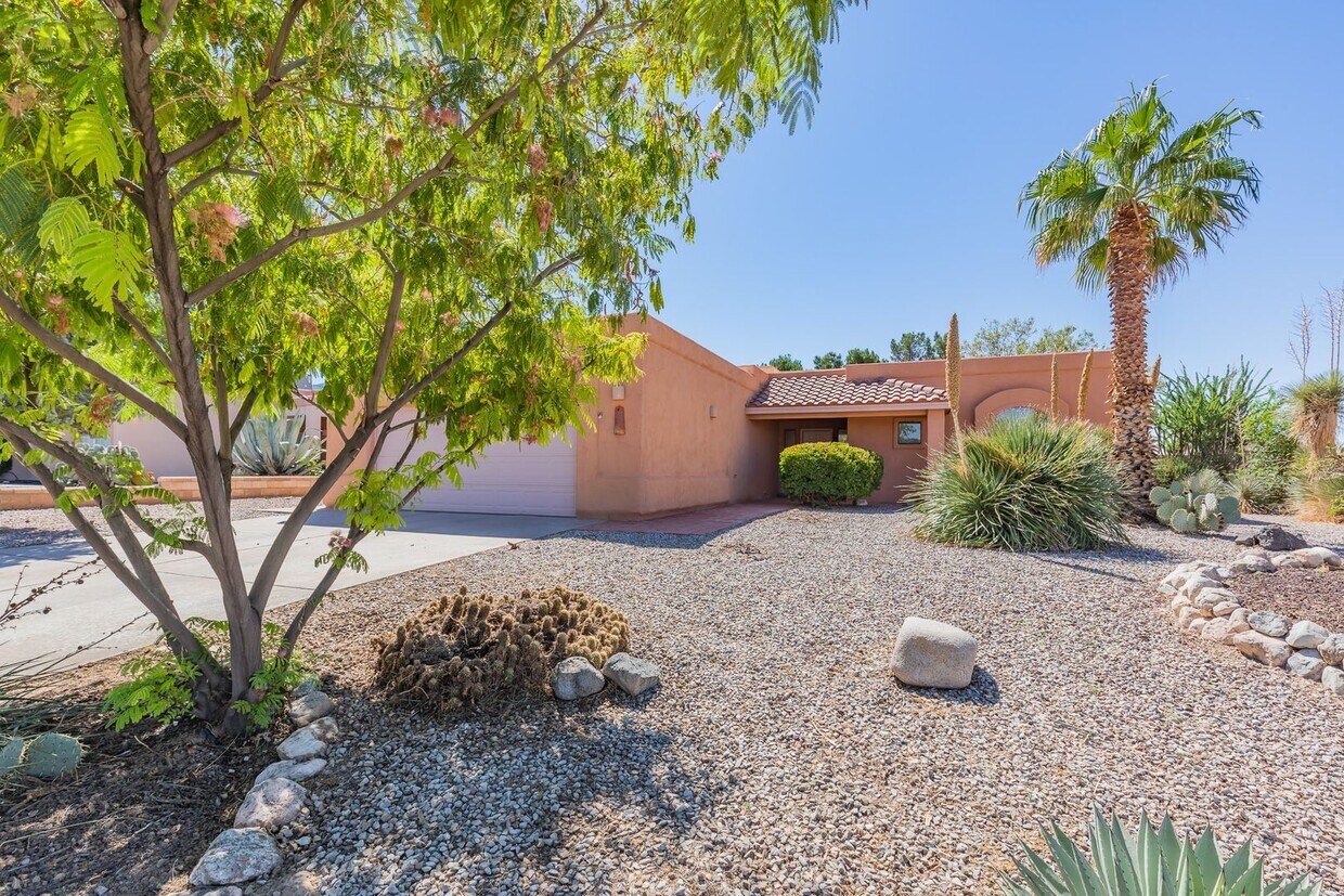 Primary Photo - Inviting 3 Bed 2 Bath Home - Near Golf Cou...