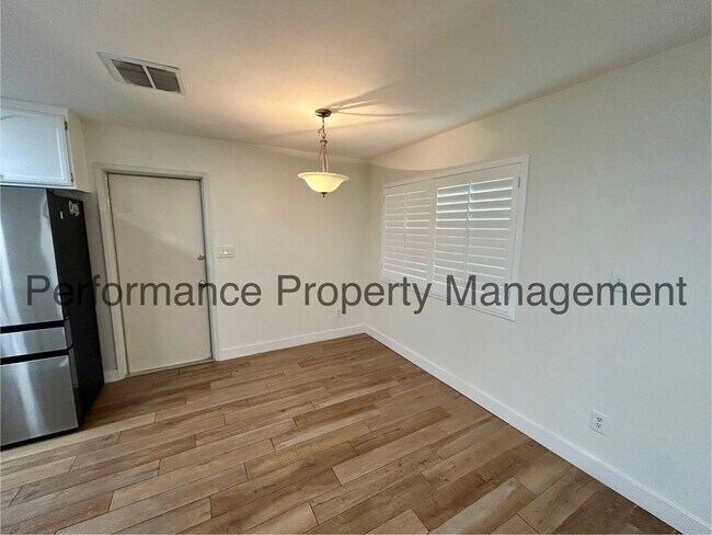 Foto del edificio - Cozy 3 Bed/2 Bath Home in SW Bakersfield w/ RBP & Security Deposit Alternative Option