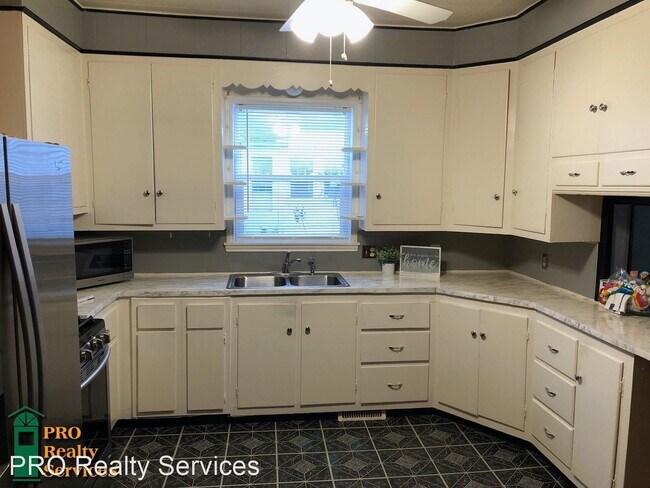 Foto del edificio - 2 br, 1 bath House - 727 Geranium Ave E