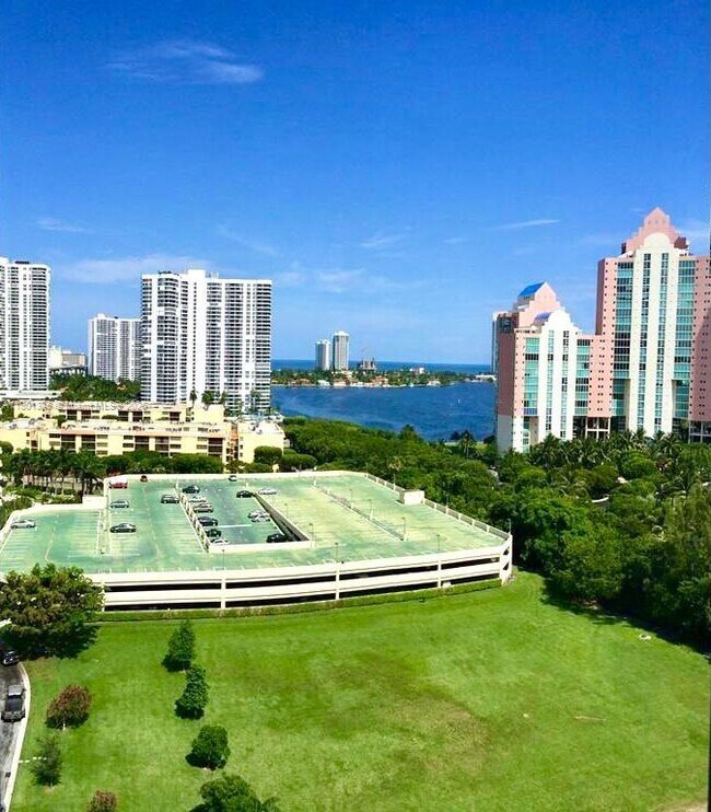 Foto del edificio - 3300 NE 191st St
