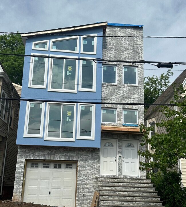 Building Photo - 887 S 14th St