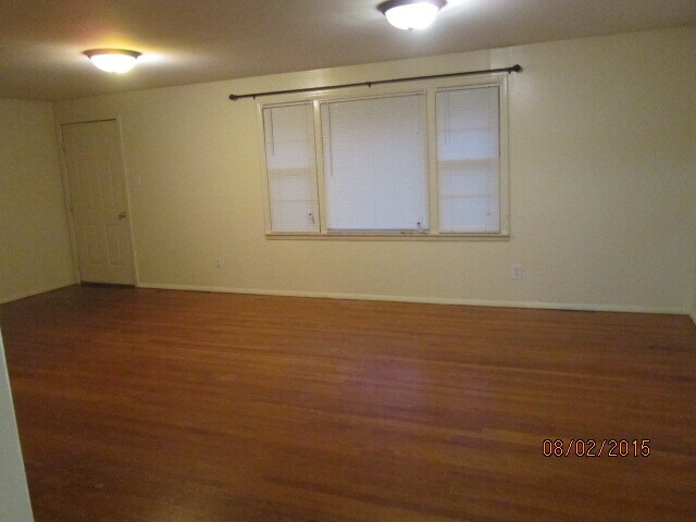 Amplia sala de estar, pisos de madera noble - 1100 Woodland St