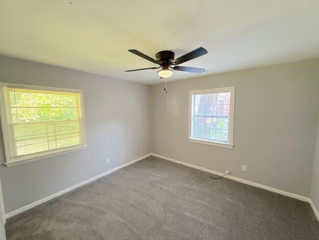 Foto del edificio - 1445 Robin Hood Ln