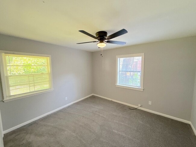 Photo - 1445 Robin Hood Ln House