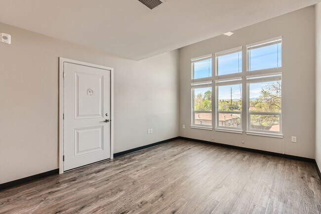 Foto del edificio - 2-bedroom / 2-bath modern living apartment - **New build: 2022**