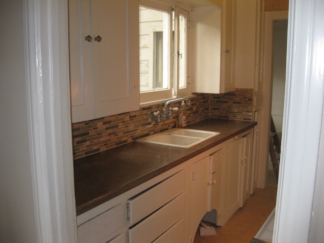 kitchen - 3351 Montrose Ave
