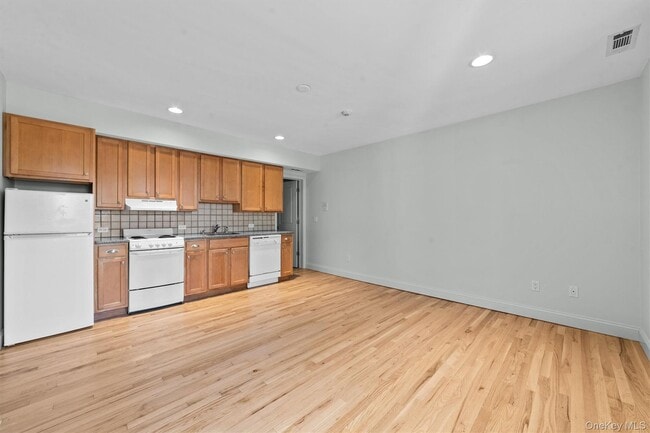 Foto del edificio - 142 Bannon Ave