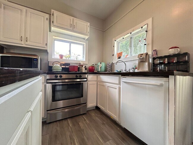 Foto del edificio - Charming 2BR/1BA Home with Garage & Fenced...