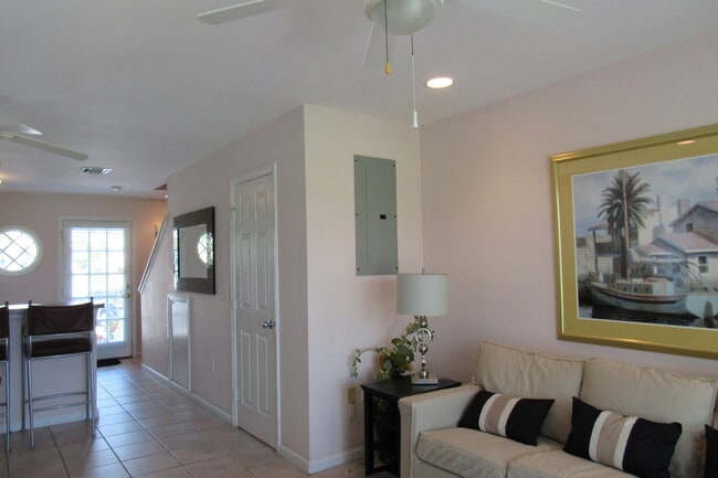 Building Photo - Fully Furnished 2 Bed 1.5 bath Home in the...