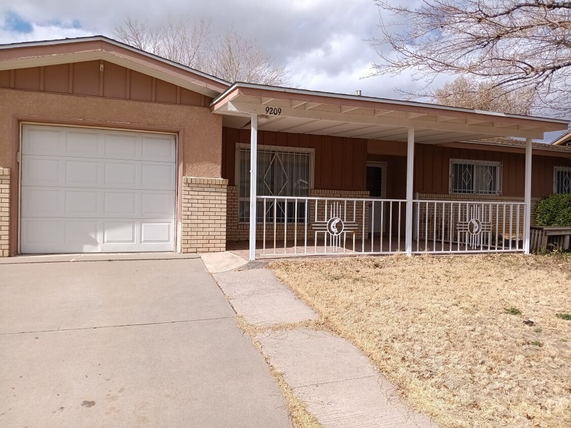 Primary Photo - Spacious 3 bedroom, 2 bathroom home! Showi...