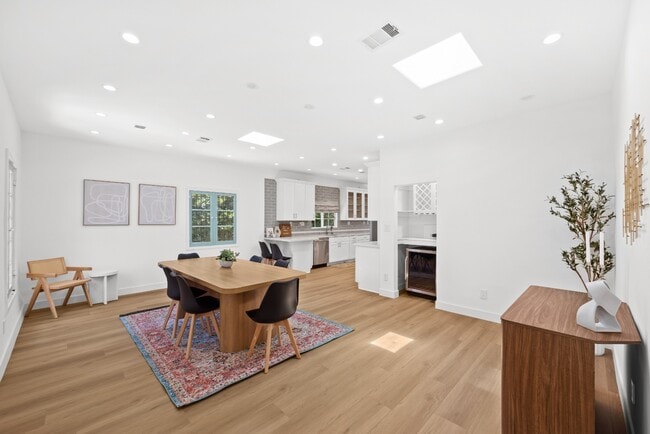 Foto del edificio - Traditional home | 3 bed 3 bath | Prime Pico-Robertson Area