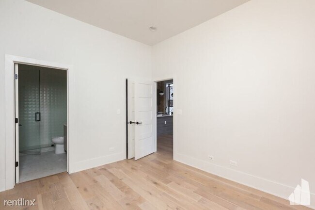 Building Photo - 3059 W Diversey Ave