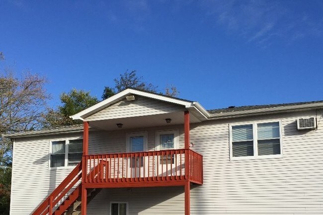 1526 Building - 1526 N Cedar Lake Rd