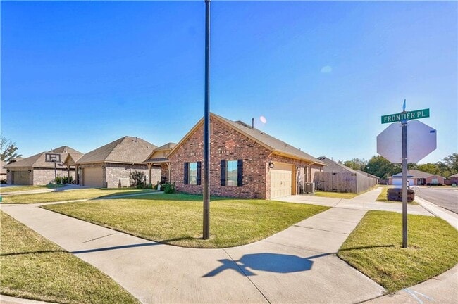 Building Photo - Luxurious Beauty In A Corner Lot!