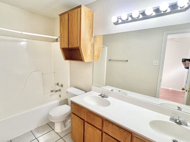 Foto del edificio - 2 br, 2 bath House - 1004 W Avenue B Apt 1