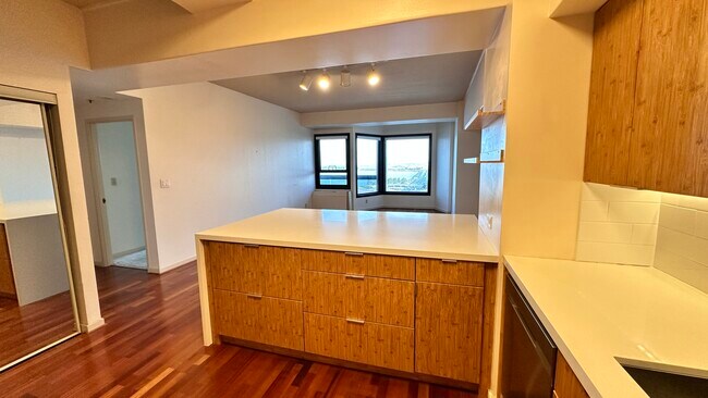 Foto del edificio - 6363 Christie Ave
