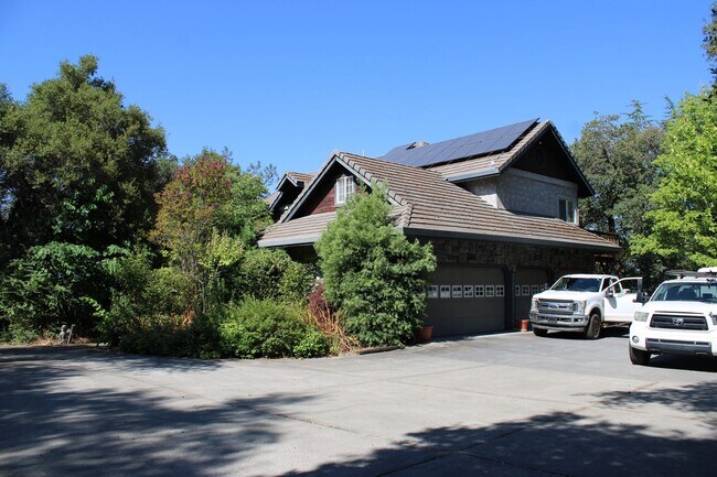Foto del edificio - 677 Hoppe Ln