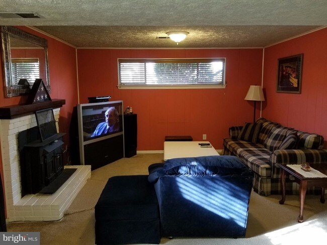 Foto del edificio - 4103 Locust Ln