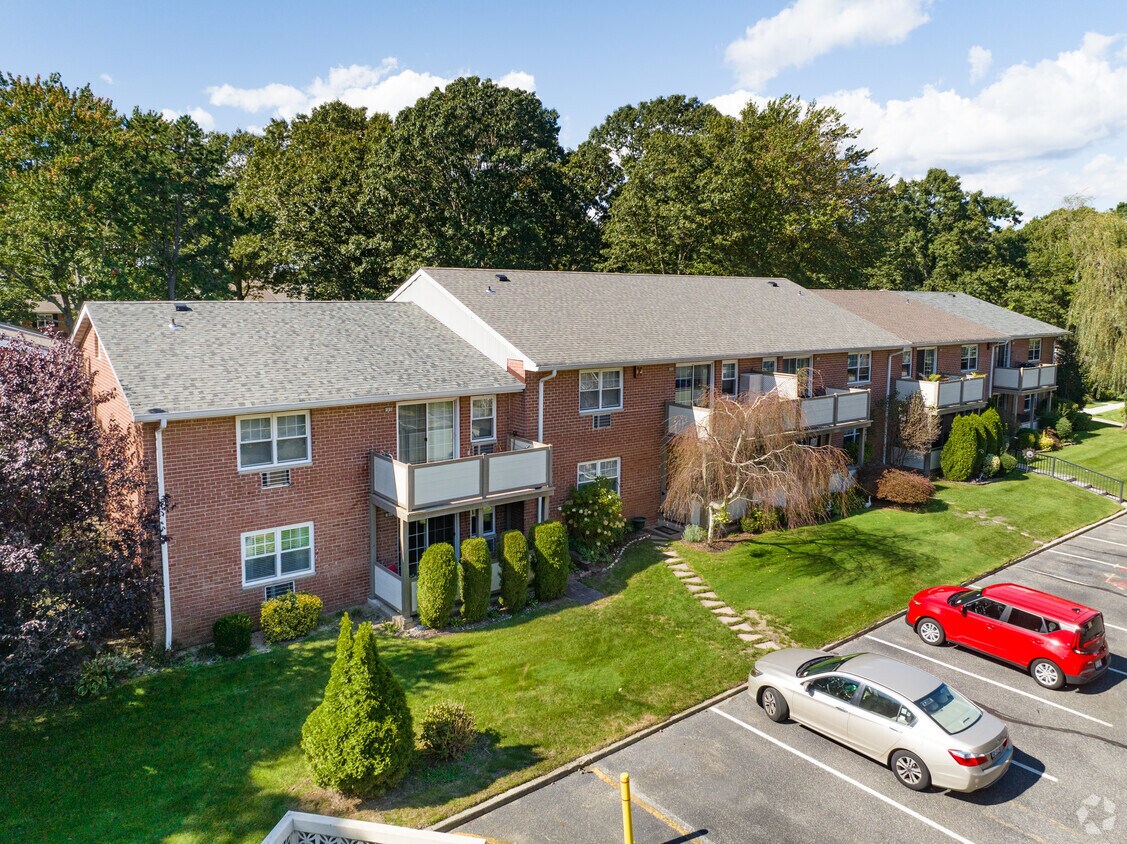 Birchwird Glen CoOp Apartments in Holtsville, NY