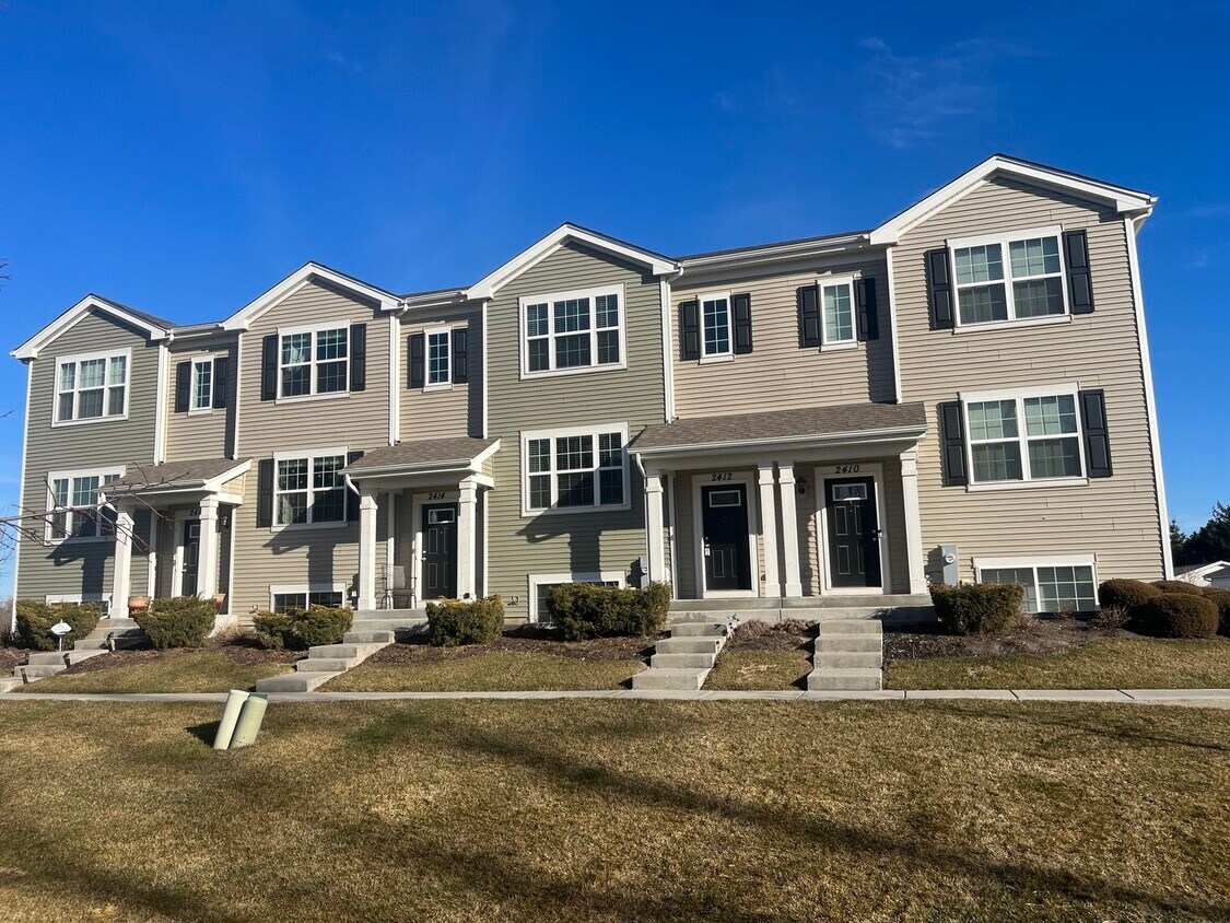 2412 Aurora Dr, Pingree Grove, IL 60140 Townhome Rentals in Pingree