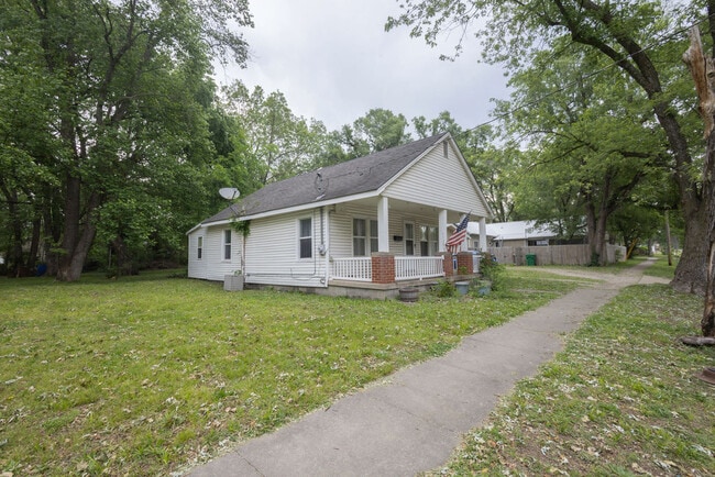 Building Photo - 304 W Fort Scott St