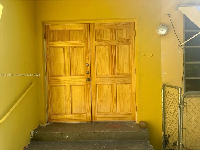 Foto del edificio - 100 NW 64th Ct