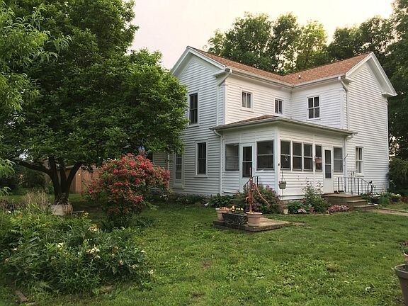 Building Photo - Charming historic farmhouse down a long lane