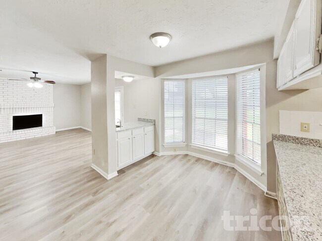 Foto del edificio - 8111 Silver Fir Dr