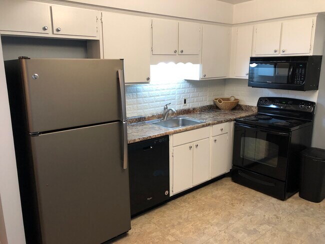 Cocina completa con todo lo necesario. - 8328 Karam Blvd