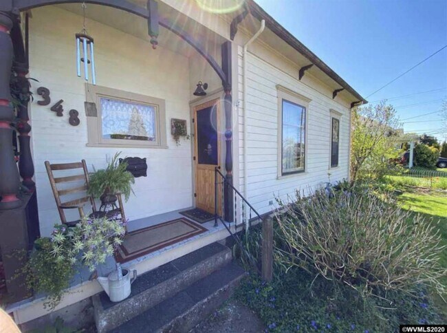 Building Photo - 3 bed 2 bath w/bonus room- Spacious with e...