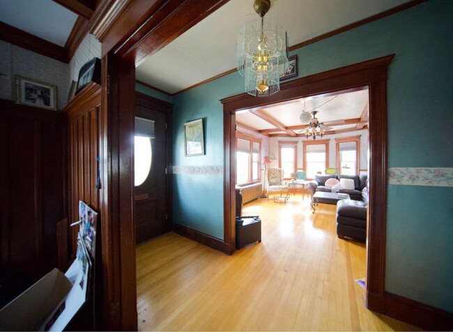 Building Photo - 404 Mount Auburn St