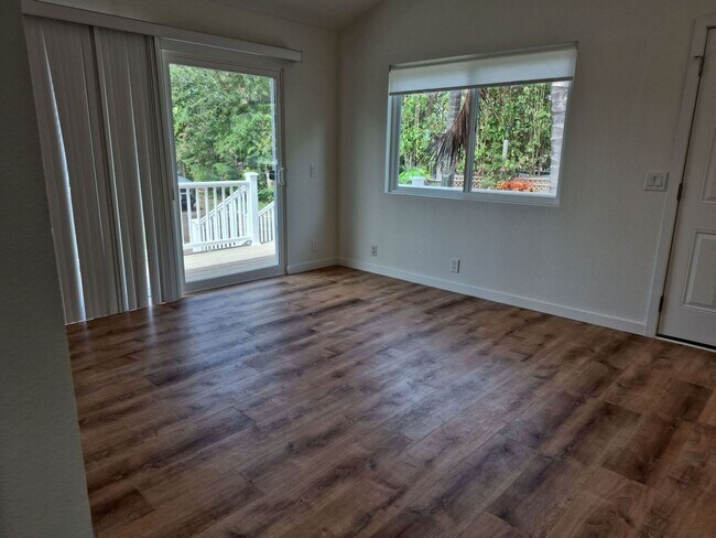 Foto del edificio - Brand new remodeled cottage on lg. property close to beach. Available now.