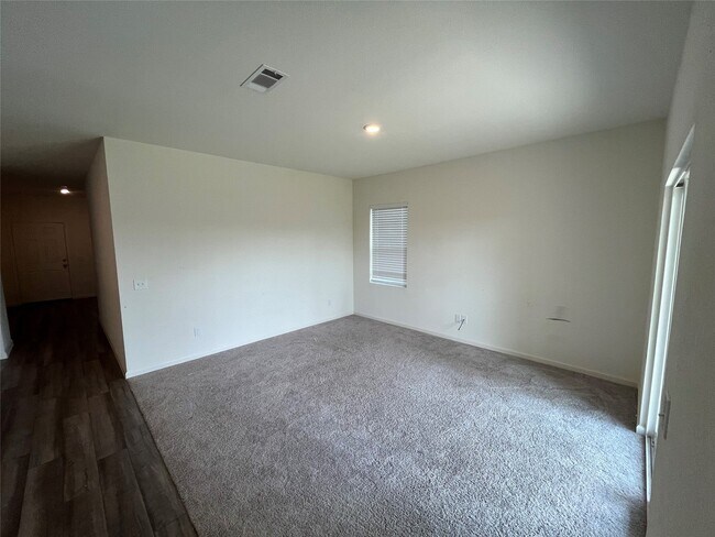 Foto del edificio - 22015 Sovereign Hts Ln.