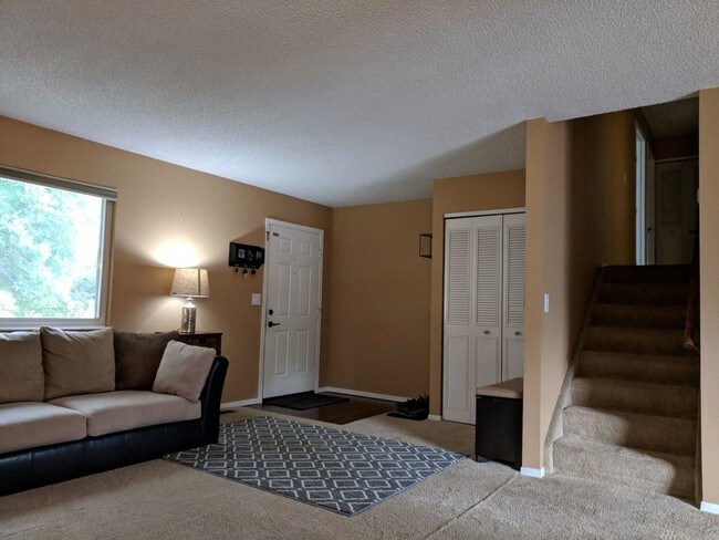 Building Photo - 3 Bed / 2 Bath Split Level with A/C