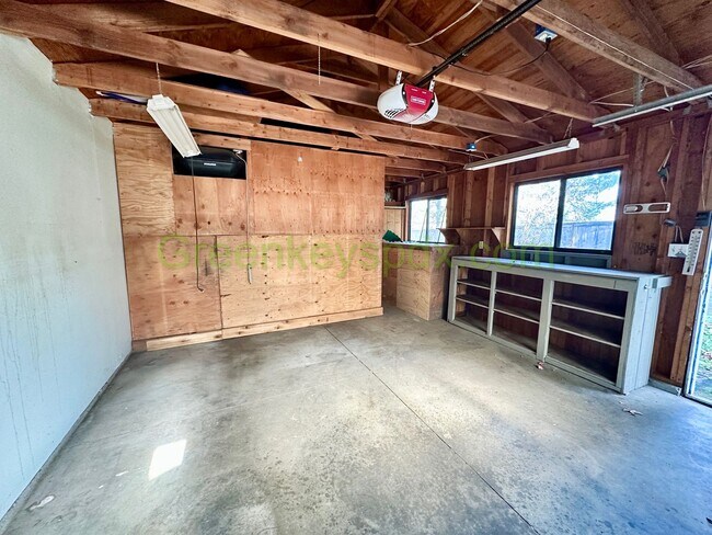 Foto del edificio - This 3-bedroom 1-bathroom house has a fully fenced backyard.