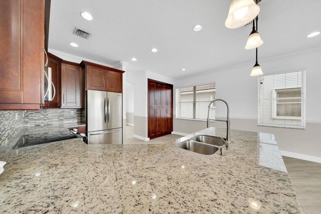 Foto del edificio - 5878 Bay Hill Cir