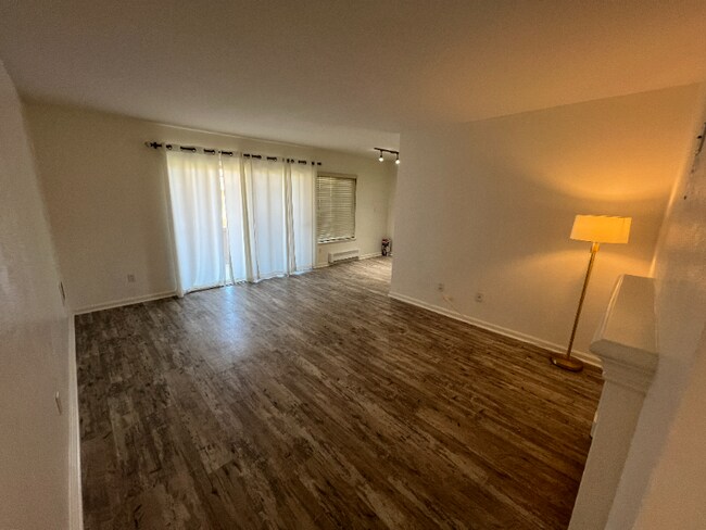 Foto del edificio - 300 Glenwood Cir