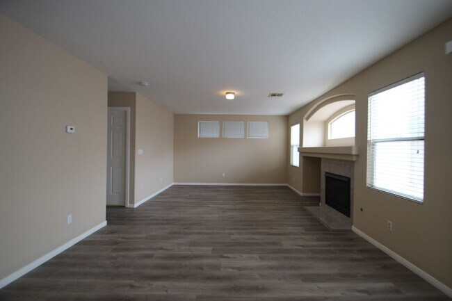 Building Photo - BEAUTIFUL 2 STORY SINGLE FAMILY HOME LOCAT...