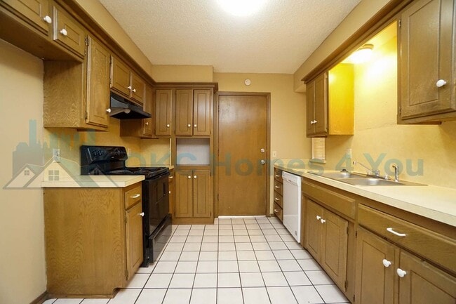 Building Photo - 2 Bed Near NW Expressway & Rockwell