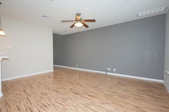 Foto del edificio - 1620 Bryant Dr