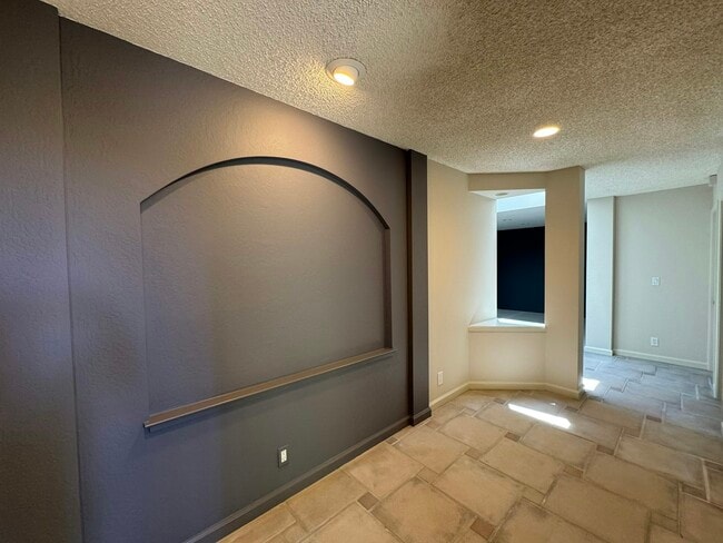 Foto del edificio - 2439 Sharon Oaks Dr