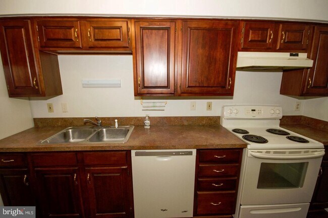 Building Photo - 1341 Greenbriar Cir