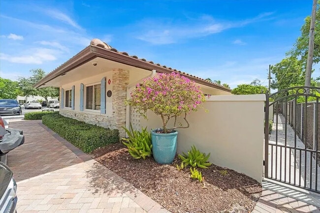 Building Photo - 8 NE 14th Ave