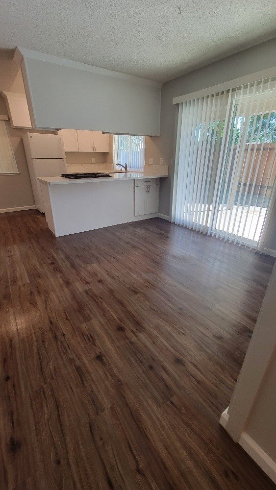 Building Photo - Wonderful and newly updated 3 bedroom 2 ba...